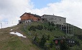 25 Il rifugio e accanto il mostro delle Torcole